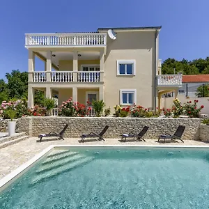  Apartment Haus Lilli Mit Pool Croatia
